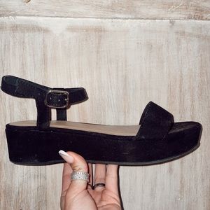 ✨SUPER CUTE PLATFORM SANDALS✨